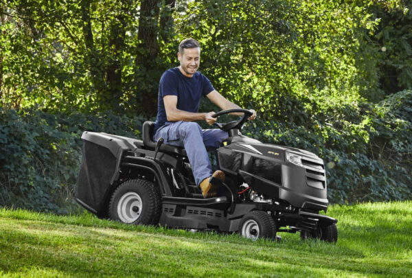 p1-7 Alpina Rasentraktor AT4 84 A – Kraft und Wendigkeit für Ihren Garten